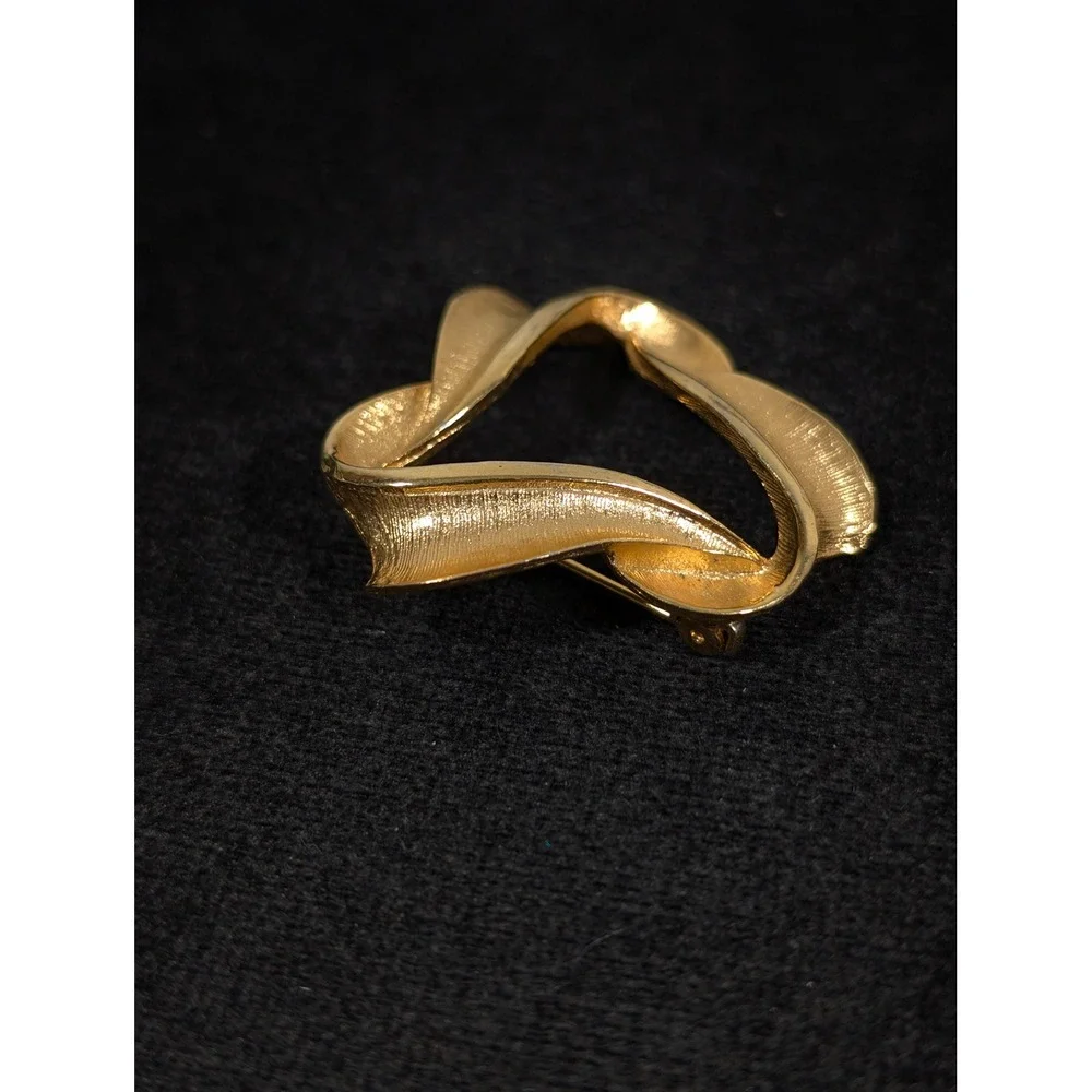 Vintage Gold‎ Tone Ribbon Brooch Textured Abstract Knot Pin